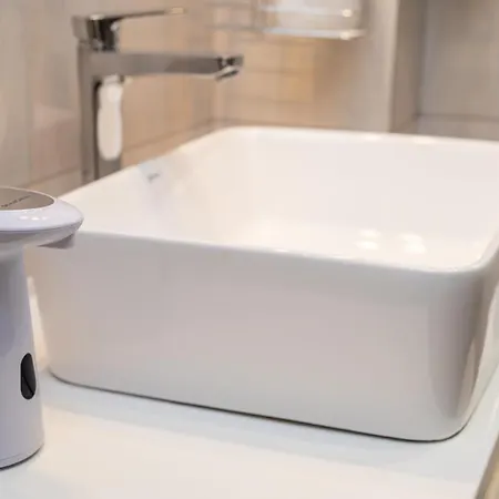 Апартаменти 1br Walk To & Old Town Sol *