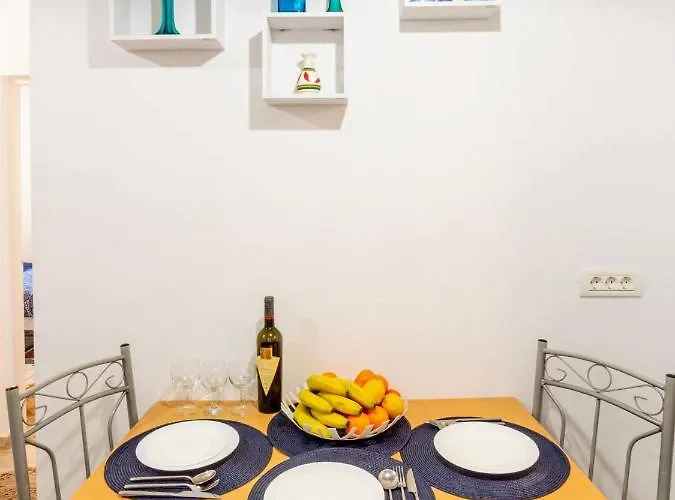 Solis T - Cosy Central Apt Walk To Beach & Caffes