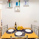 Solis T - Cosy Central Apt Walk To Beach & Caffes