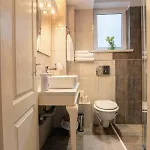 Solis T - Cosy Central Apt Walk To Beach & Caffes