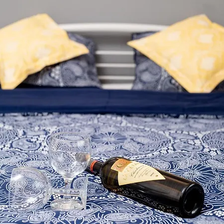 1br Walk To & Old Town Sol Apartment