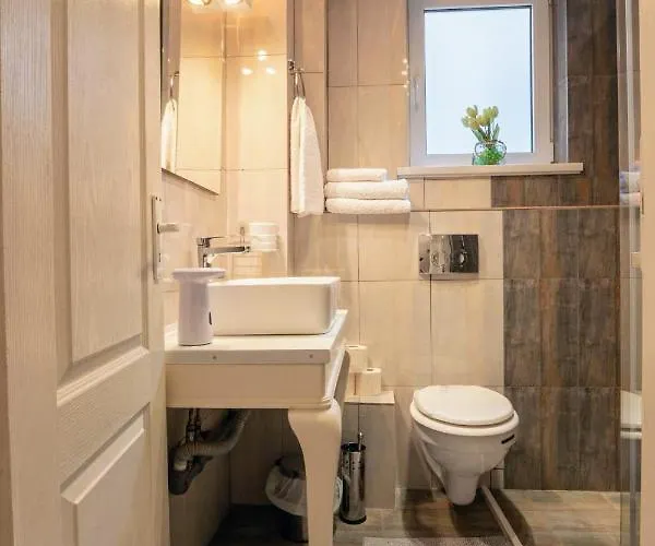 Solis T - Cosy Central Apt Walk To Beach & Caffes