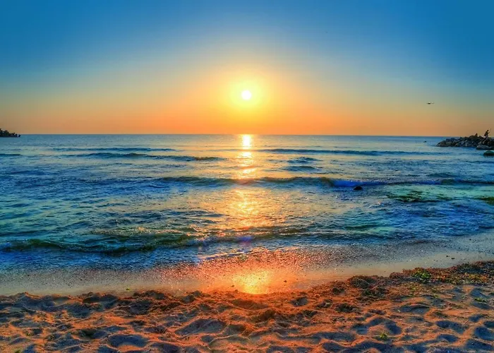 Solis T - Cosy Central Apt Walk To Beach & Caffes Apartment Constanta